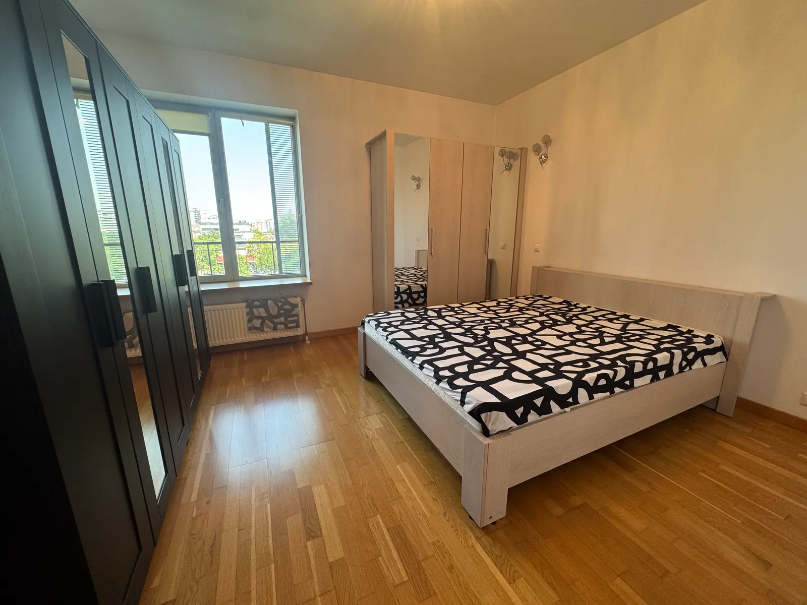 Trei camere în Asmita Gardens