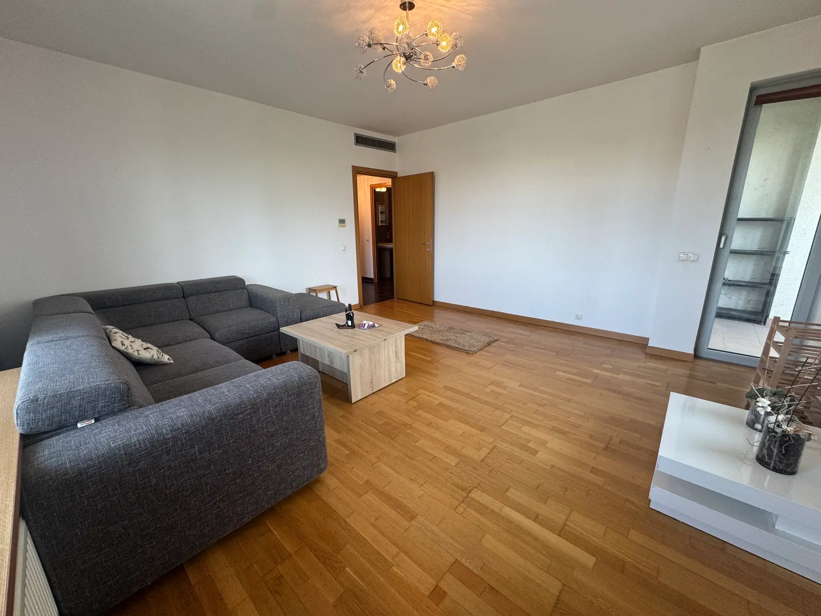 Trei camere în Asmita Gardens — imaginea 6