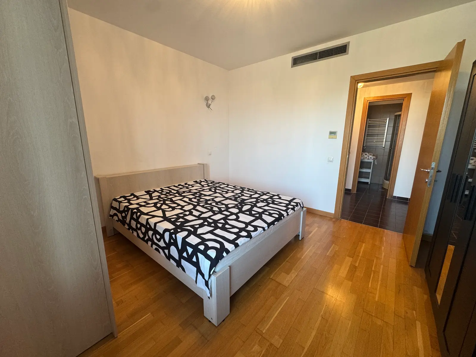 Trei camere în Asmita Gardens — imaginea 3